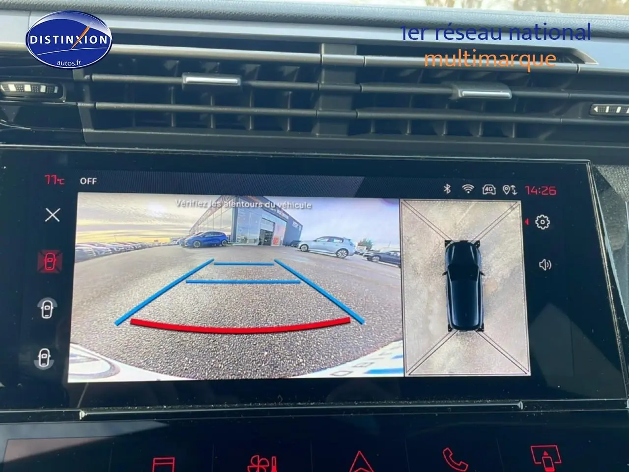 Écran tactile intérieur montrant la caméra de recul et vue 360° d'une Peugeot 308 gris Artense, 2025.