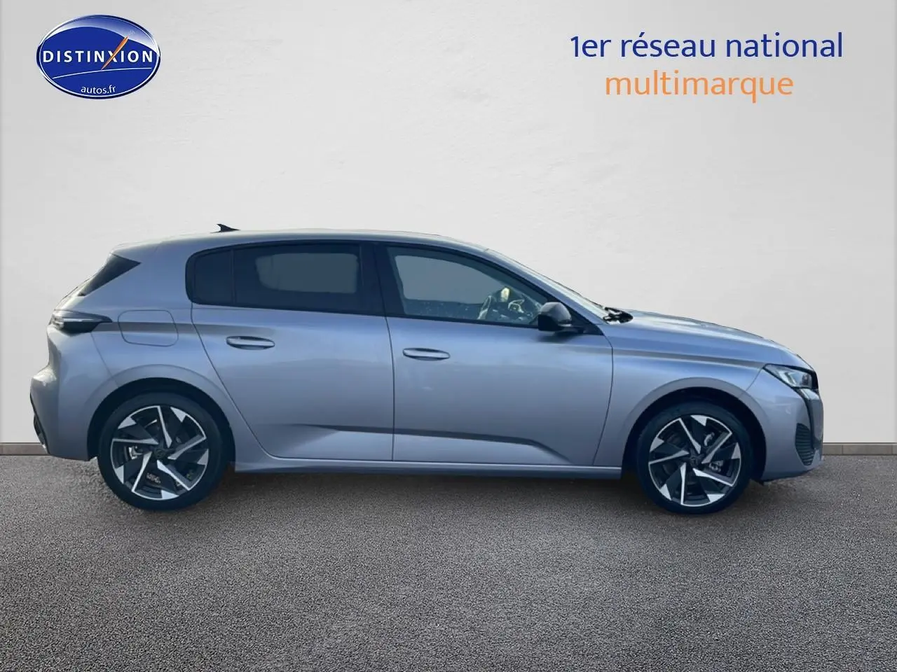 Profil côté gauche d'une Peugeot 308 gris artense 2025 avec jantes alliage et vitres surteintées.