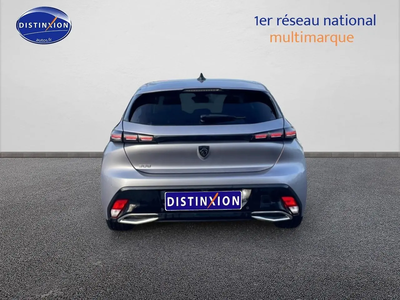 Vue arrière de la Peugeot 308 gris artense 2025 avec feux LED et lunette arrière surteintée.