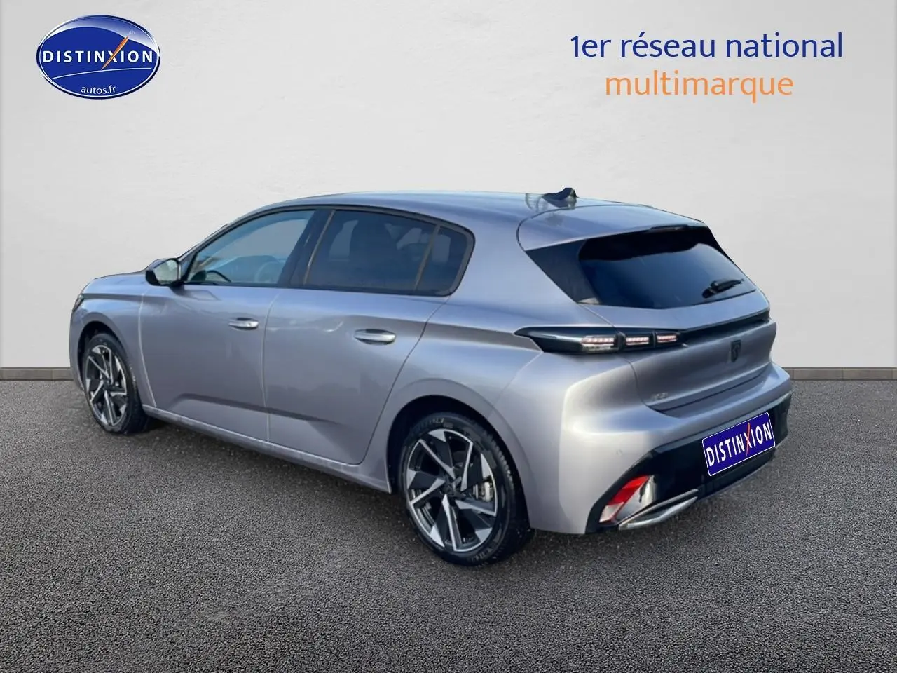 Vue 3/4 arrière droite d'une Peugeot 308 gris artense avec jantes alu et vitres arrière surteintées.