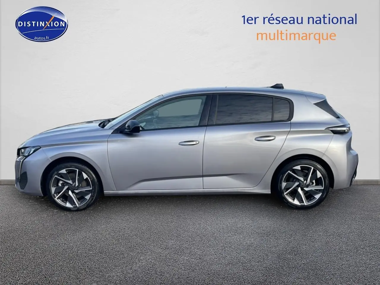 Vue latérale droite d'une Peugeot 308 1.2 hybrid 145 allure e-dcs6 gris artense avec jantes alu et vitres surteintées.