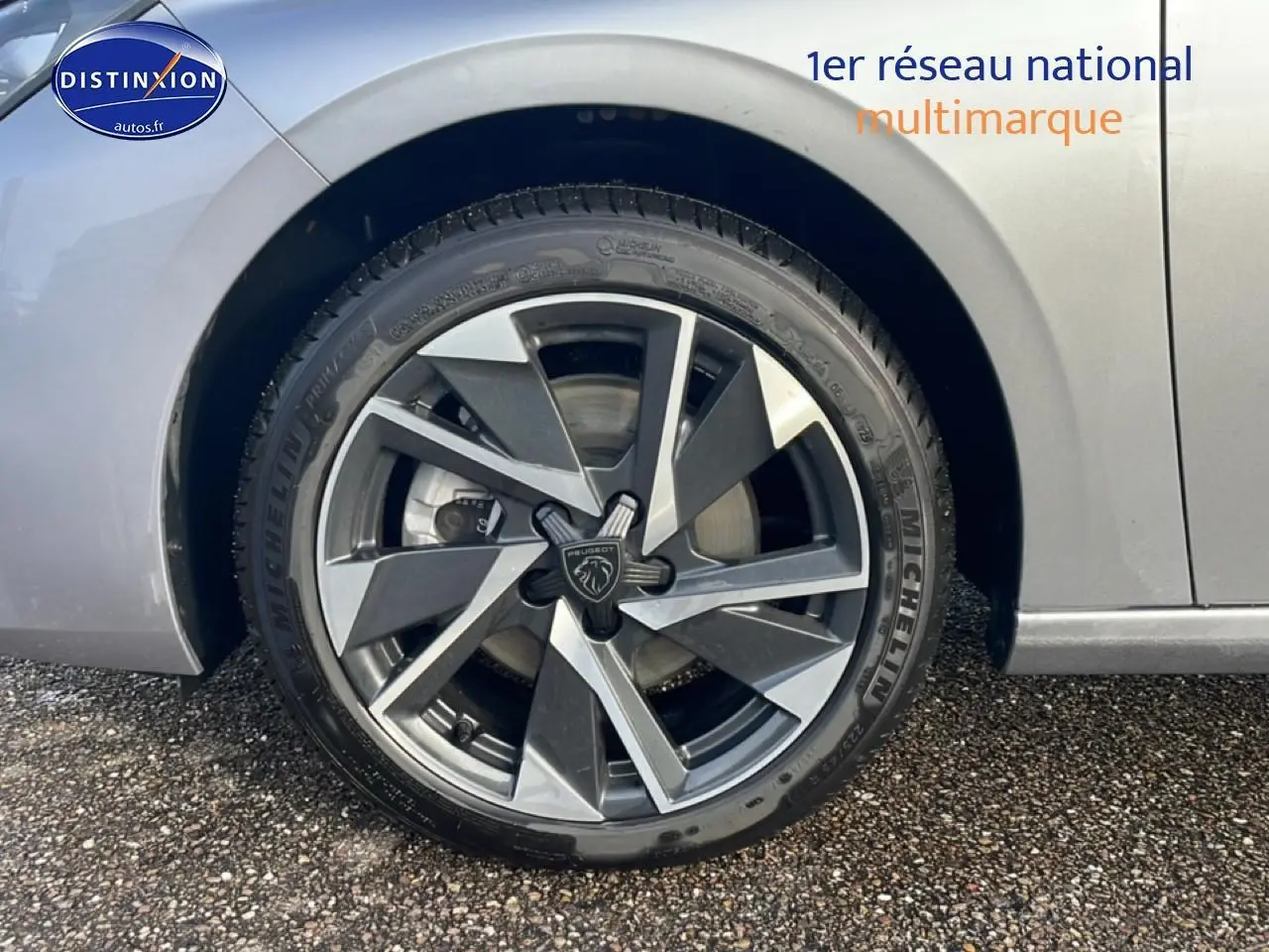 Gros plan sur la jante alu bicolore d'une Peugeot 308 gris artense, côté arrière droit du véhicule.