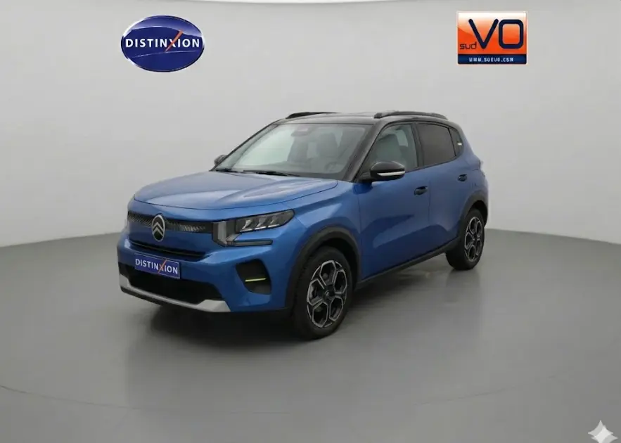 Citroën C3 bleu en 3/4 avant droit, avec jantes alliage 17 pouces et toit noir contrasté.