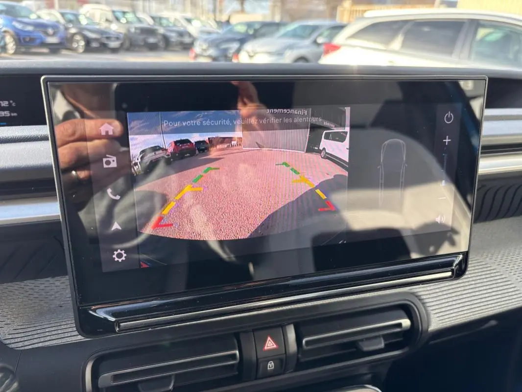 Écran central affichant la caméra de recul du Citroën C3 Turbo bleu, vue intérieure avec tableau de bord moderne.