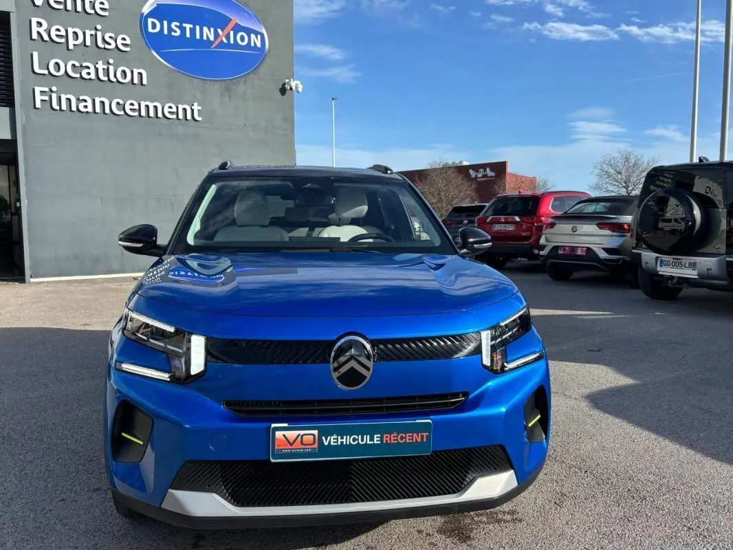 Vue avant d'une Citroën C3 Turbo 100 ch bleu 2025 avec barres de toit et calandre noire brillante.