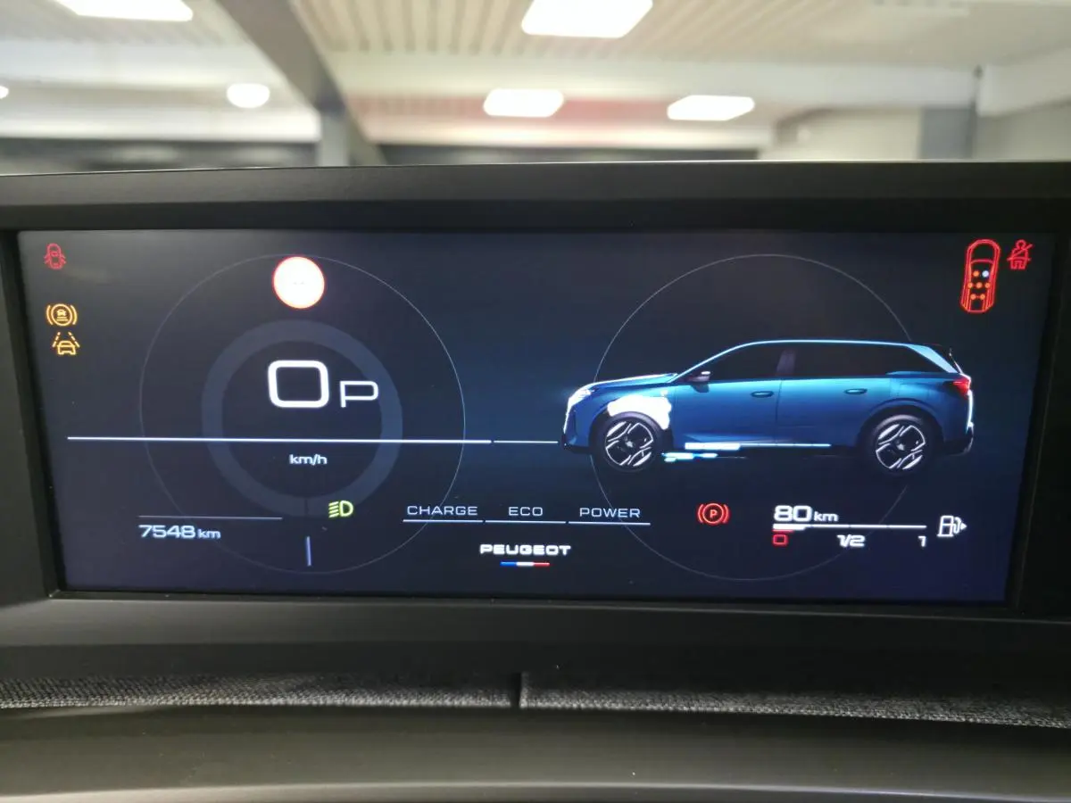 Affichage numérique intérieur montrant un SUV Peugeot 5008 bleu de profil droit sur écran de tableau de bord.