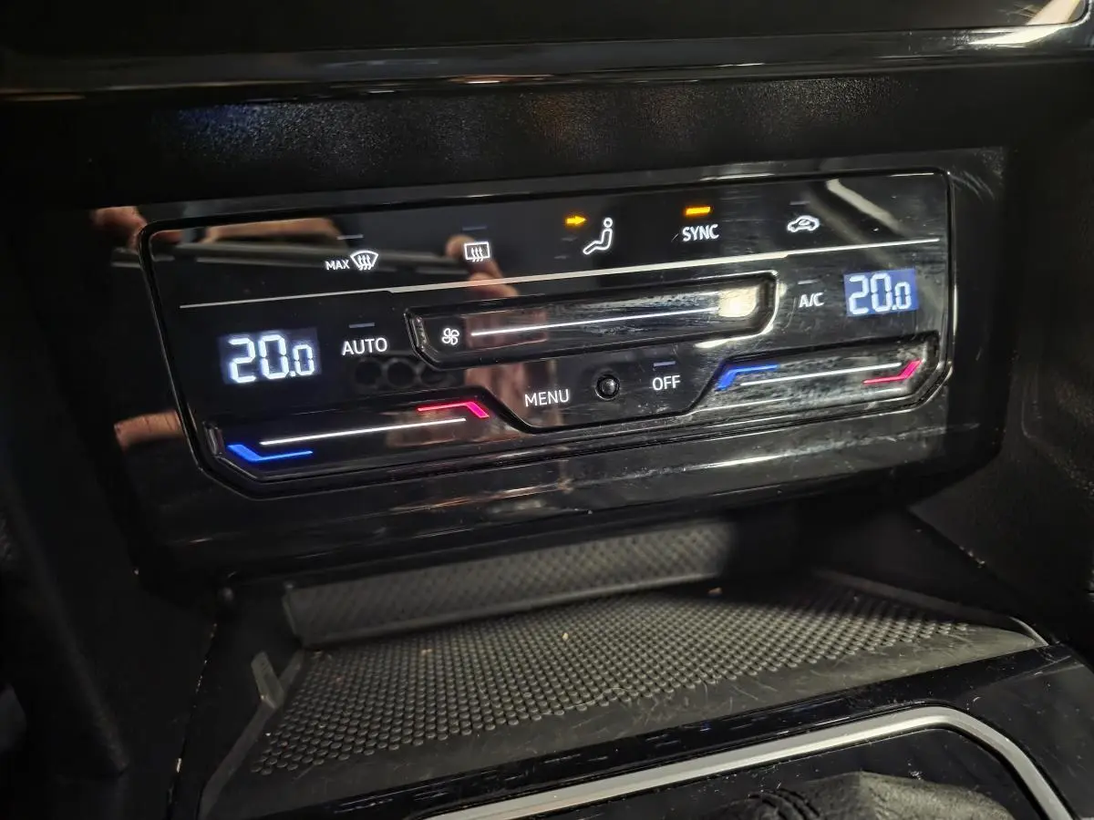 Panneau de commande de la climatisation automatique bi-zone de la Volkswagen Passat SW 2024, affichage digital à 20°C.