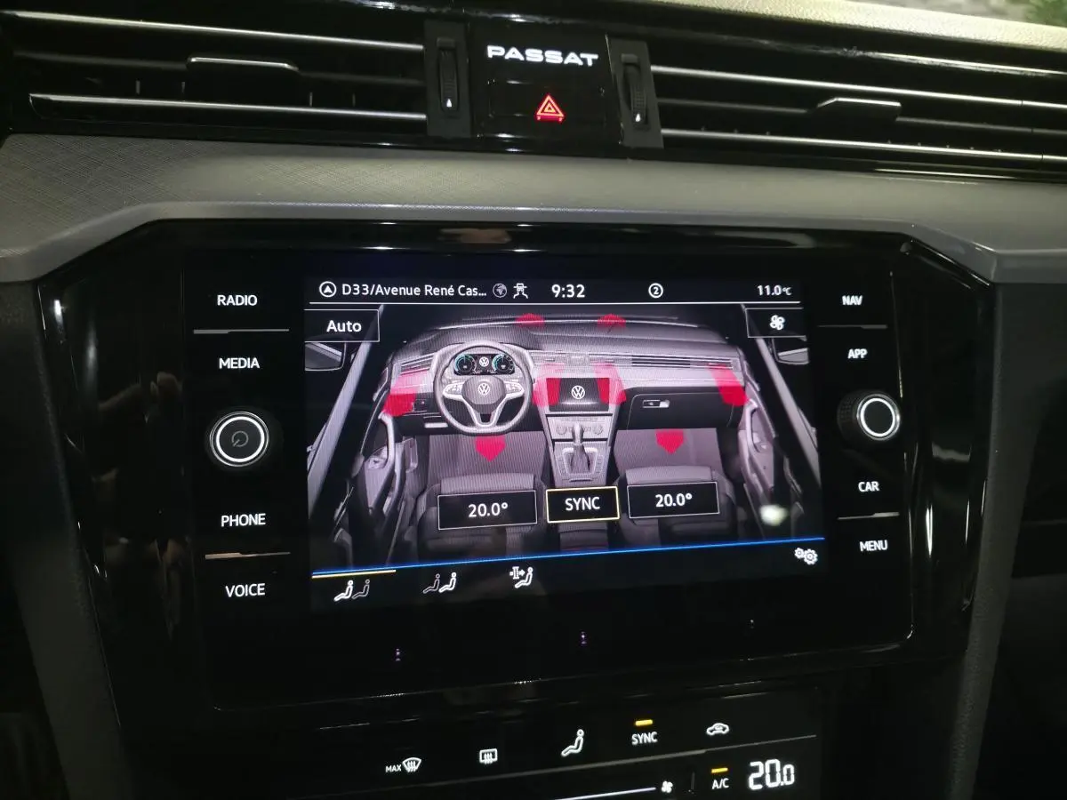 Écran tactile central de la Volkswagen Passat 2024 affichant la vue intérieure avec réglages climatisation à 20°C.