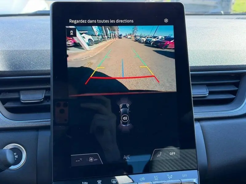 Écran central du Renault Captur 2025 montrant la caméra de recul avec les lignes de guidage colorées en rouge, jaune et vert.