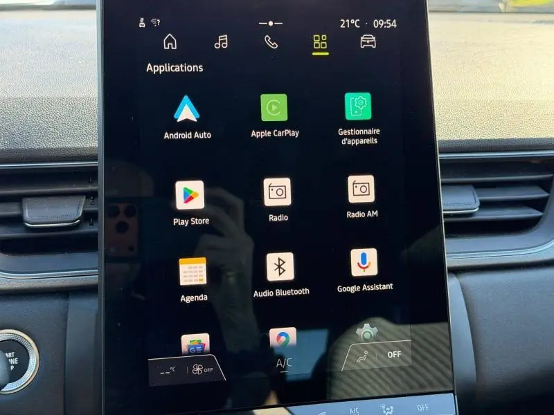 Écran tactile central du Renault Captur 2025 affichant les applications Android Auto, Apple CarPlay et Google Assistant.