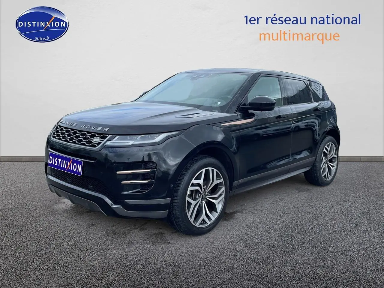 Range Rover Evoque noir vu en 3/4 avant droit, avec jantes alliage et calandre distinctive.