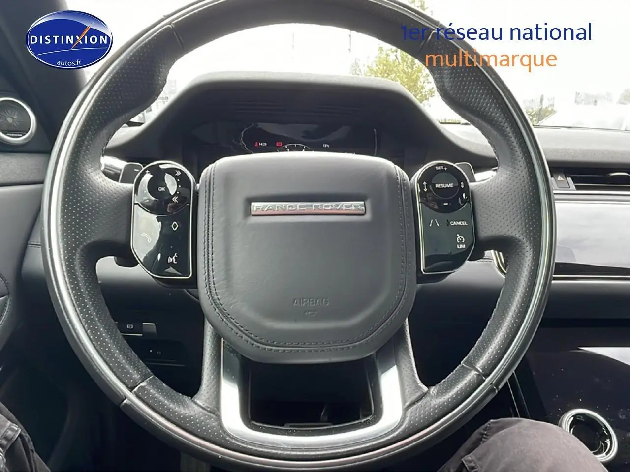 Volant cuir noir de Range Rover Evoque 2020 vu de face, avec commandes multifonctions intégrées et tableau de bord partiel.