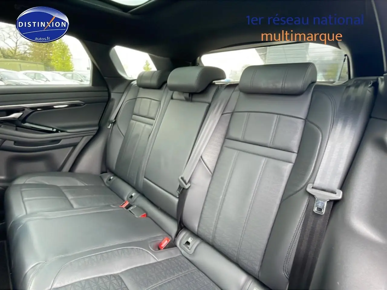 Vue intérieure montrant la banquette arrière en cuir noir du Range Rover Evoque 2020, avec ceintures et appuie-têtes.