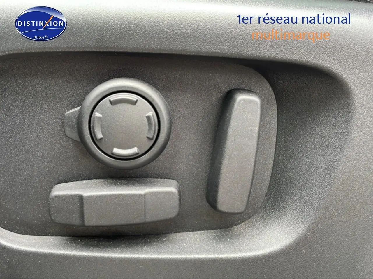 Gros plan sur les commandes électriques de réglage du siège côté conducteur du Range Rover Evoque noir 2020.