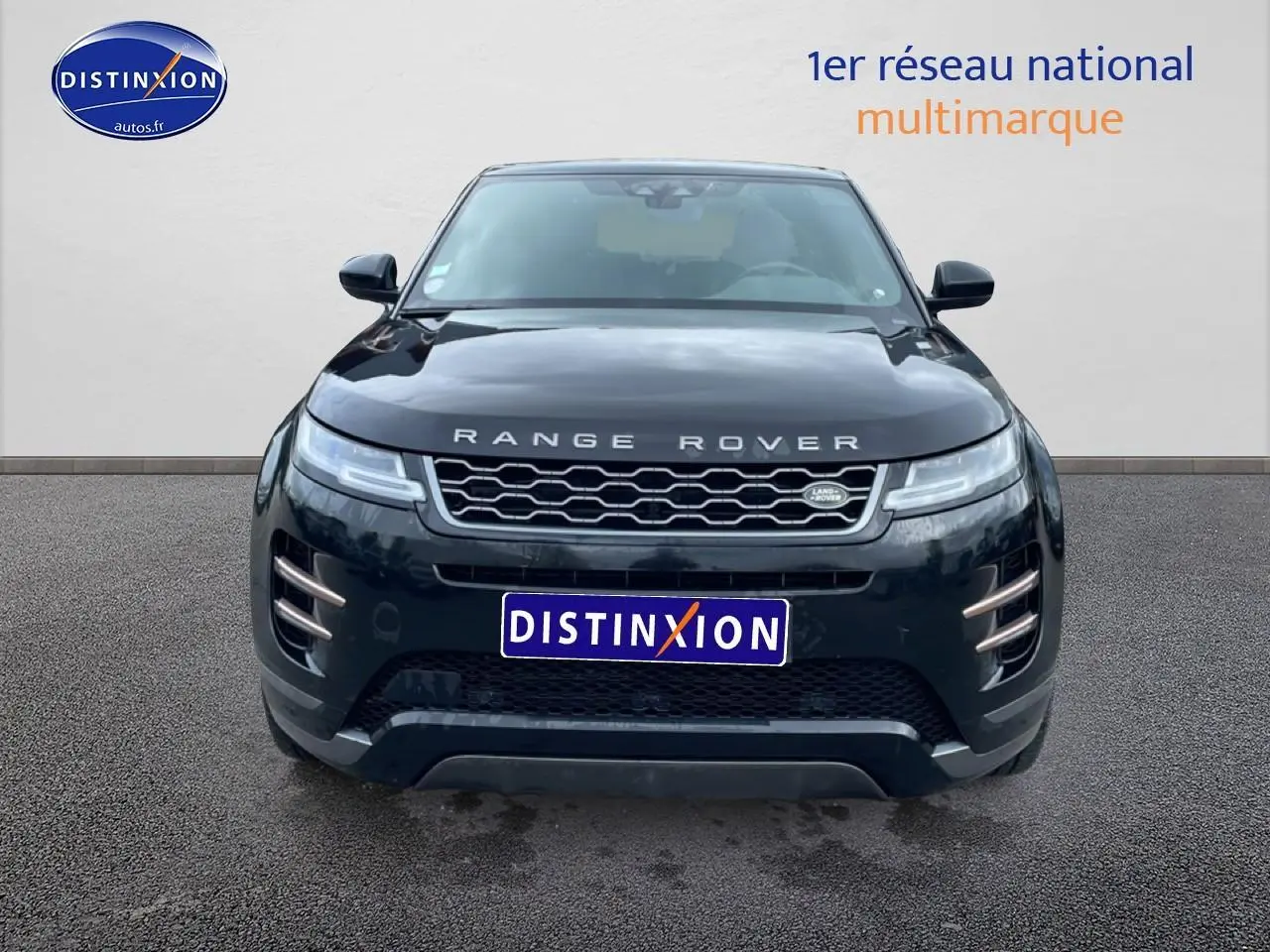 Vue frontale d'un Range Rover Evoque noir 2020 avec calandre hexagonale et feux LED distinctifs.