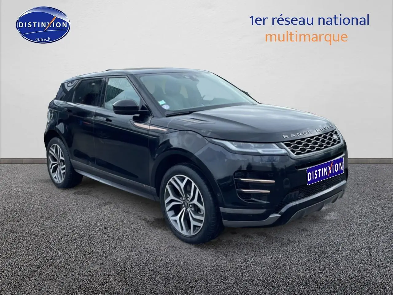 Range Rover Evoque noir en 3/4 avant droit, avec jantes alliage et calandre distinctive visible.