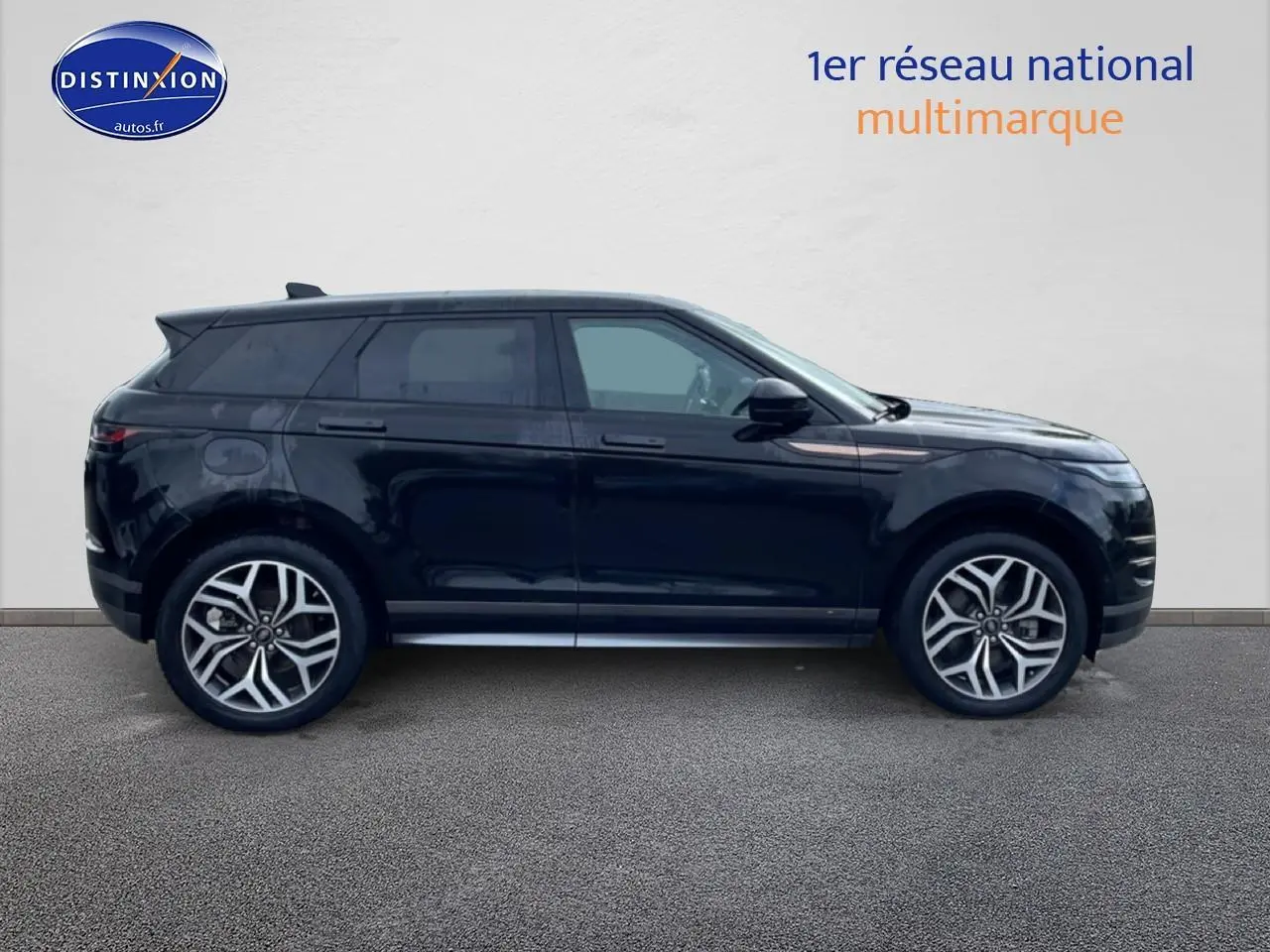 Profil latéral gauche d'un Range Rover Evoque noir 2020 avec jantes alliage et toit panoramique.