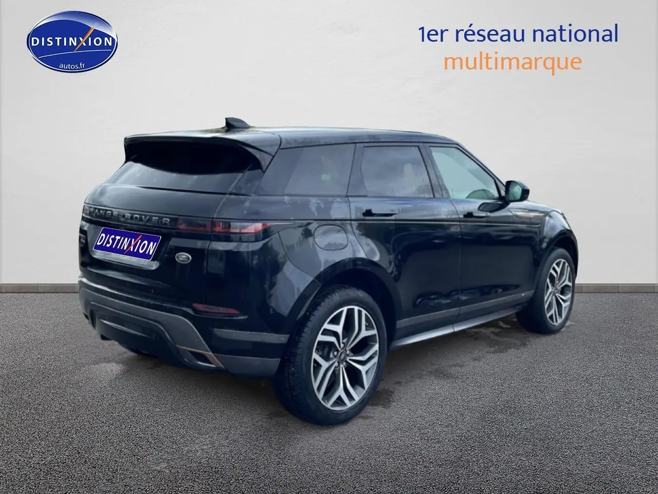 Range Rover Evoque noir en 3/4 arrière droit, avec jantes alliage et feux arrière LED fins, sur fond neutre.