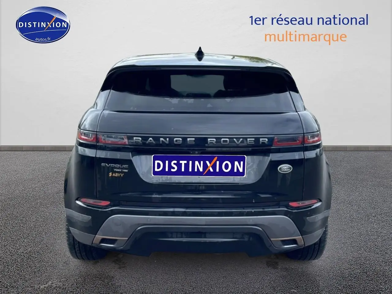 Vue arrière d'un Range Rover Evoque noir 2020 avec feux LED et double sortie d'échappement chromée.