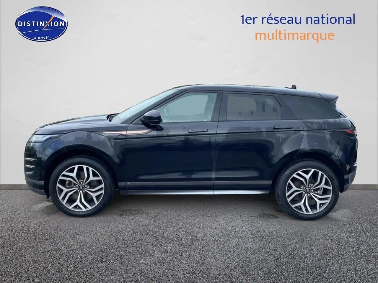 Profil côté gauche d'un Range Rover Evoque noir 2020 avec jantes alliage et toit panoramique.