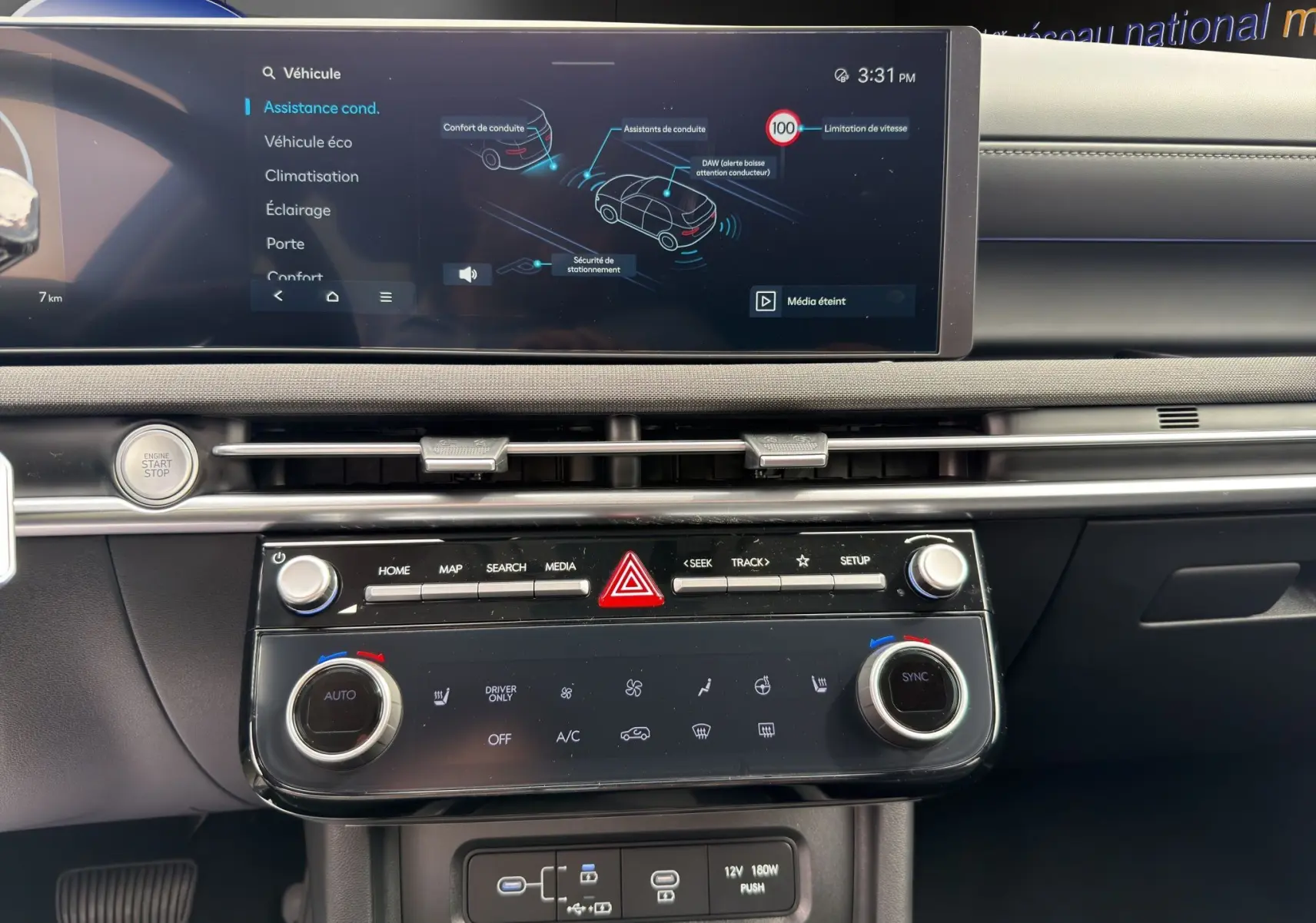 Vue rapprochée du tableau de bord du Hyundai Tucson 2026 gris foncé, avec écran tactile multifonctions et commandes climatisation.