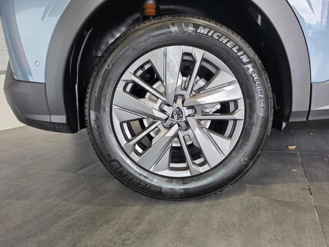 Gros plan sur la roue avant droite du Peugeot 3008 bleu 2026 avec jante alliage 18'' et pneu Michelin.