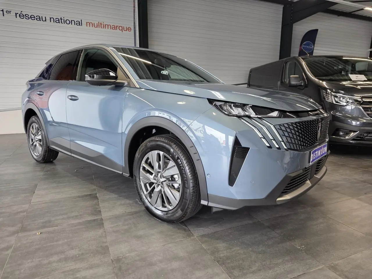 Peugeot 3008 bleu métallisé en 3/4 avant droit, avec calandre noire laquée et feux LED 3 griffes visibles.