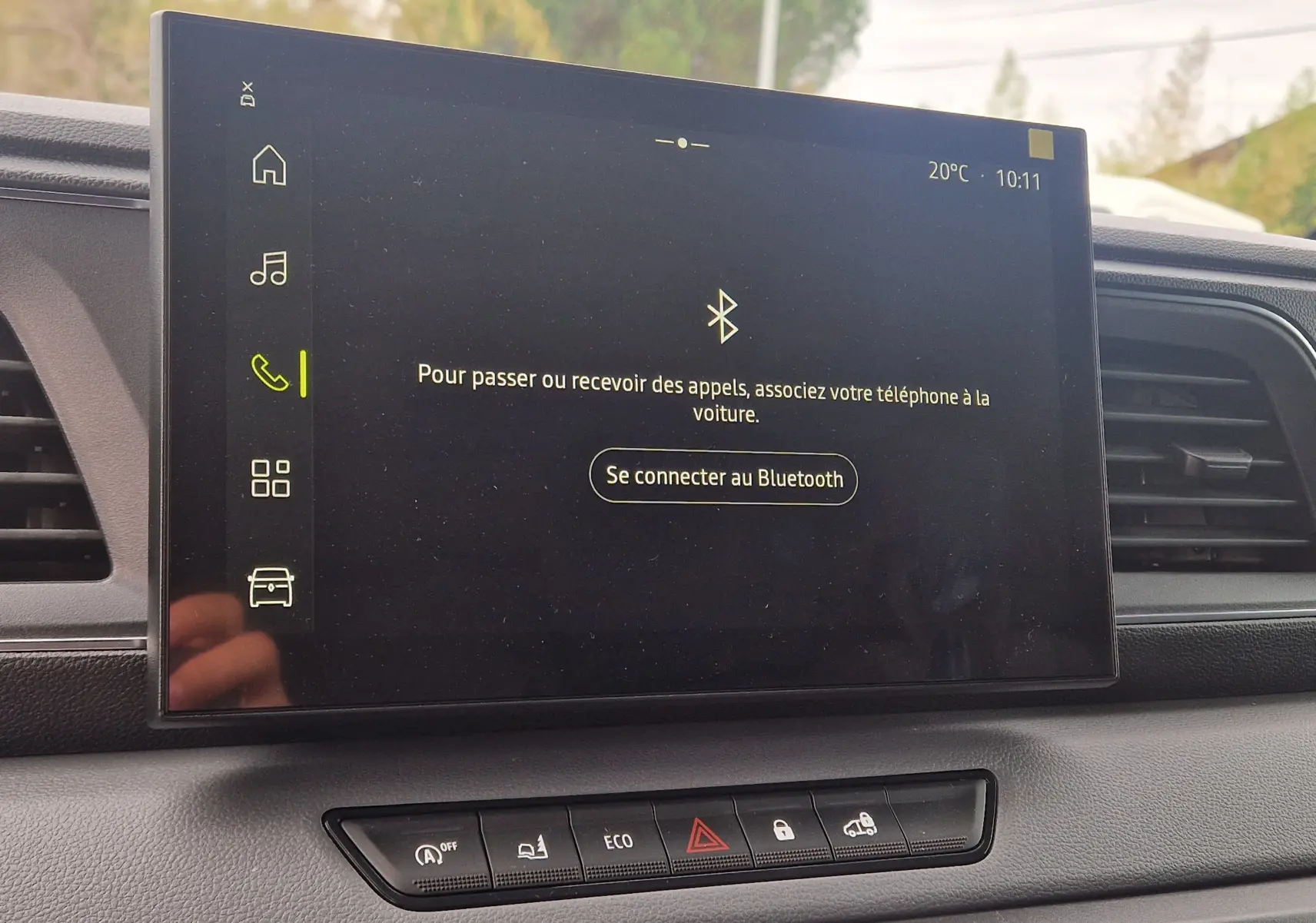 Écran tactile central du Renault Master L2H2 blanc 2026, affichant la connexion Bluetooth, vue intérieure frontale.