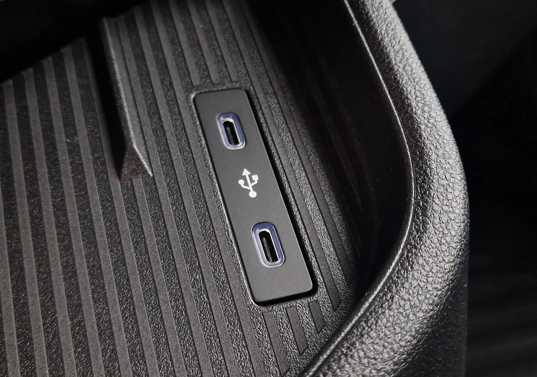 Gros plan sur les deux ports USB-C intégrés dans la console intérieure du Renault Master blanc L2H2 2026.