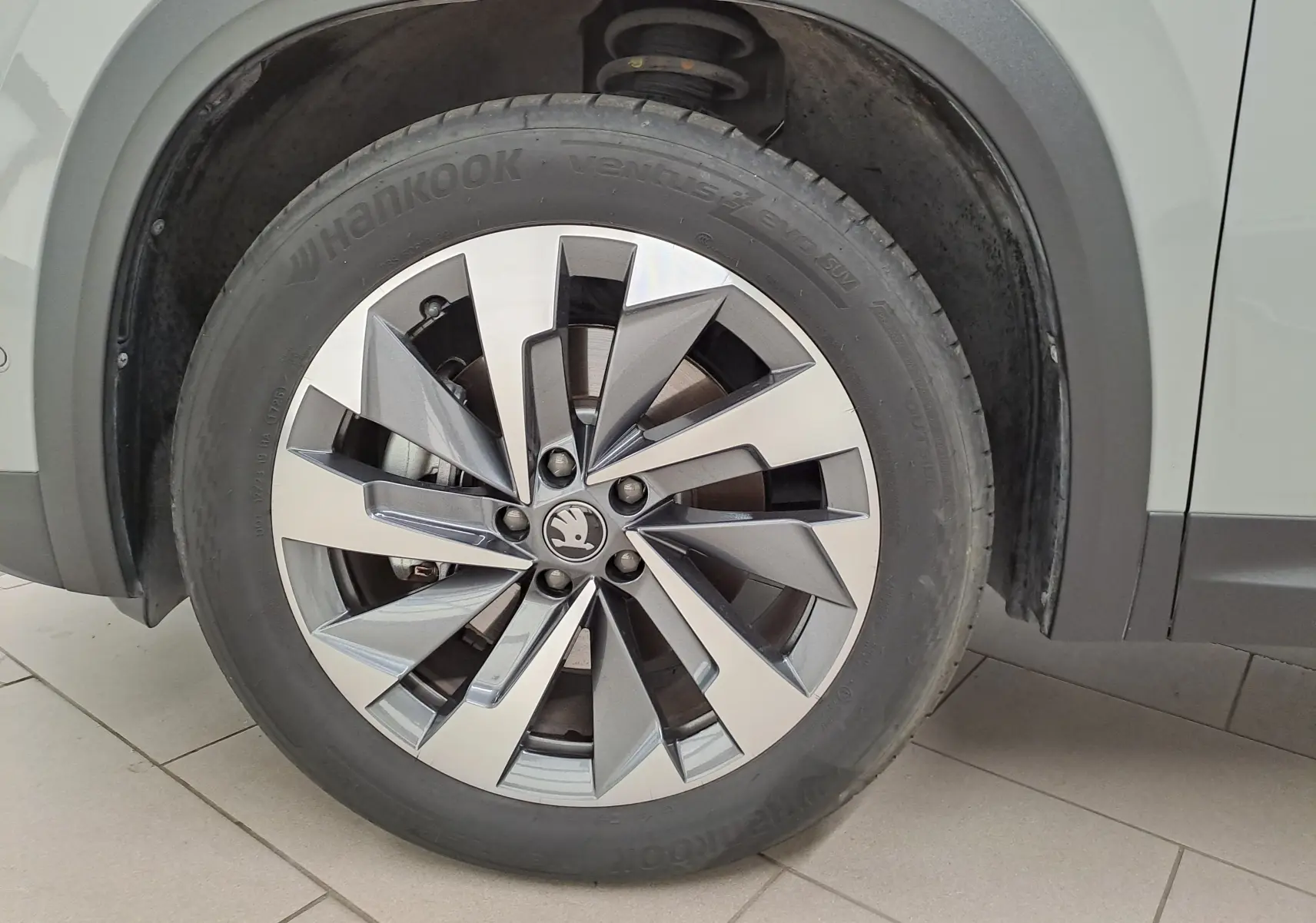 Gros plan sur la roue avant gauche du Skoda Kodiaq gris perle, mettant en valeur la jante alliage 19'' Lefka anthracite.