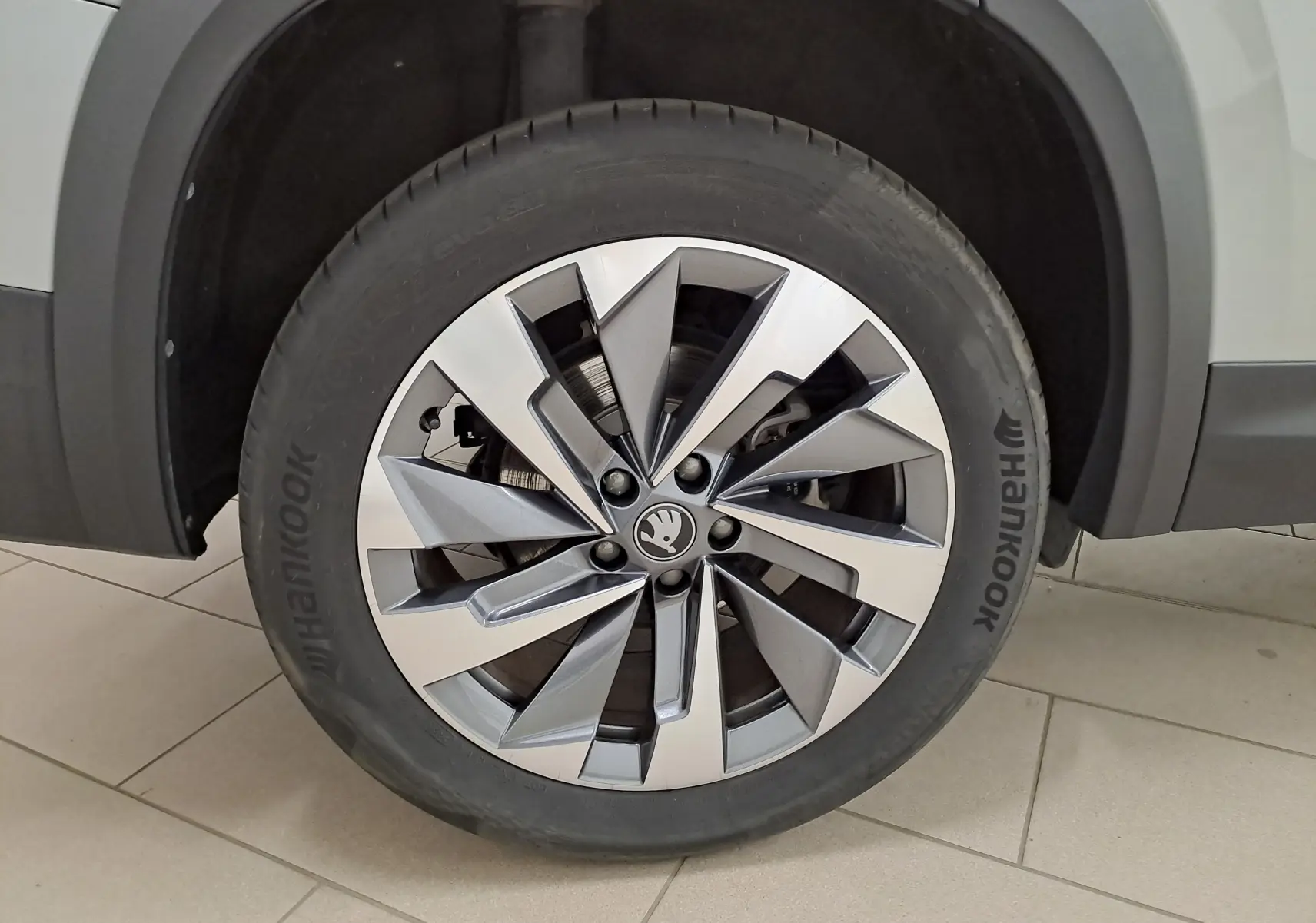 Gros plan sur la jante alliage 19'' Lefka anthracite avec pneu Hankook du Skoda Kodiaq gris perle, côté gauche.