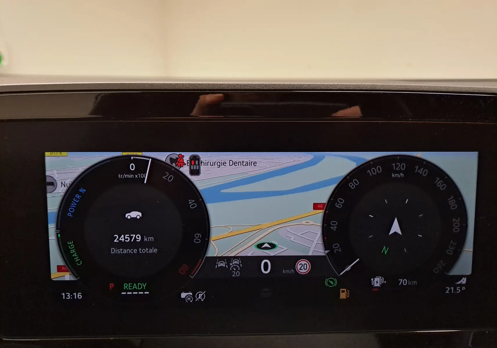 Écran numérique du tableau de bord du Skoda Kodiaq gris perle, affichant la navigation et les compteurs.
