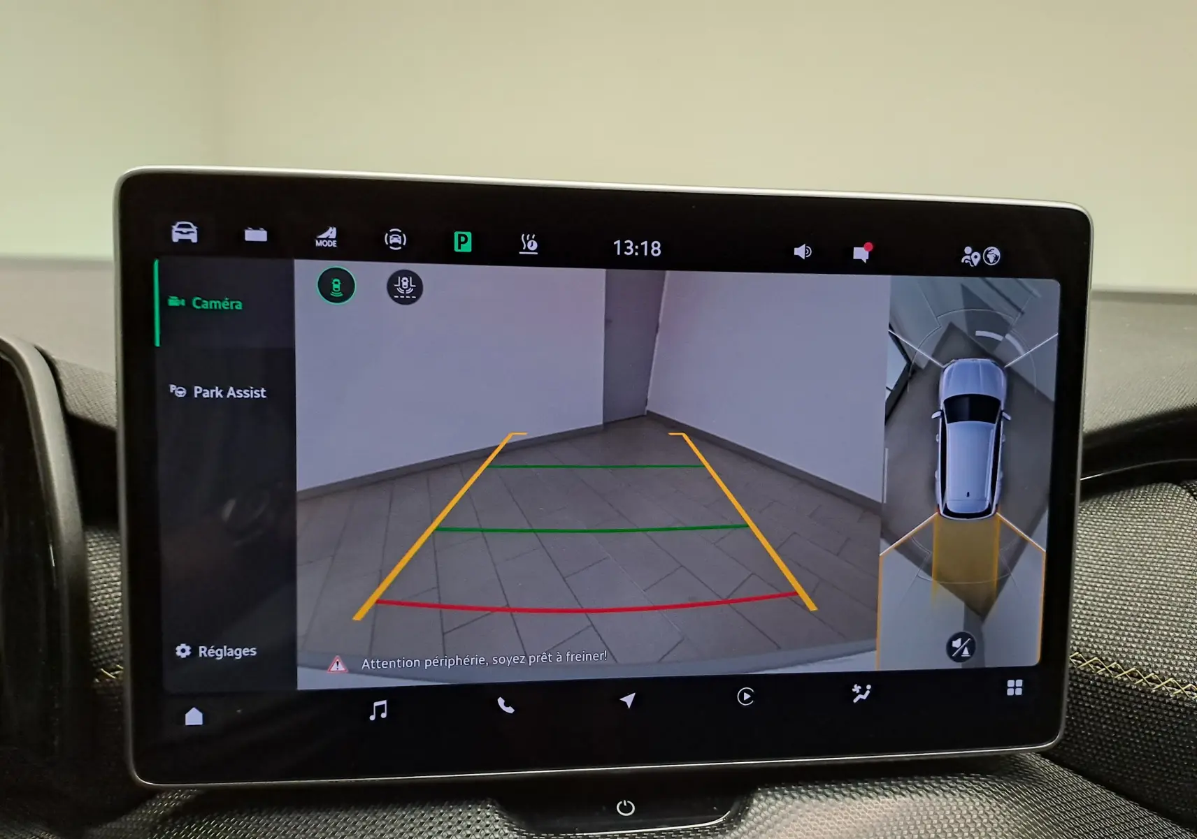 Écran tactile montrant la caméra 360° et l'assistance au stationnement du Skoda Kodiaq gris perle, vue intérieure du tableau de bord.