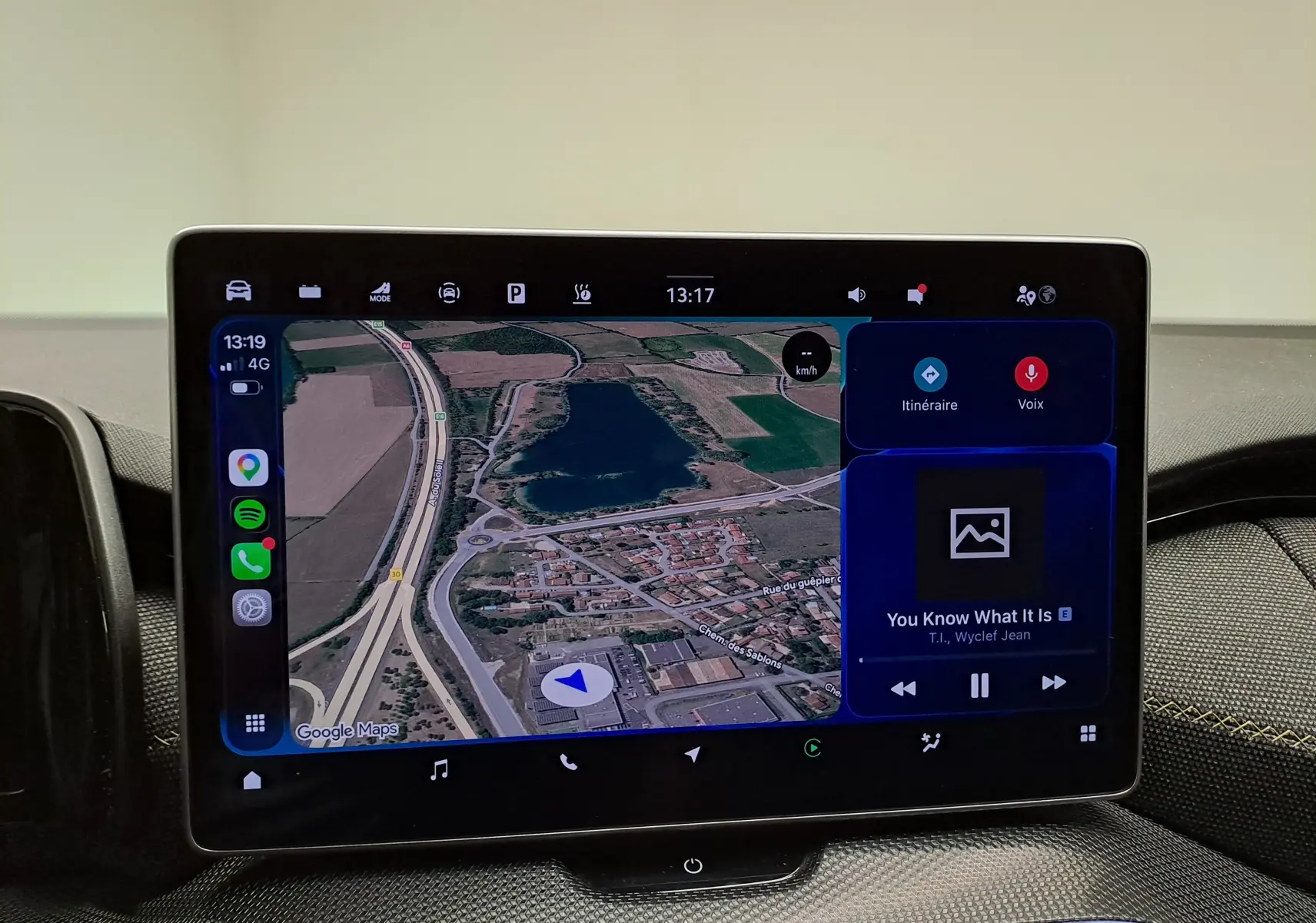 Écran tactile central du Skoda Kodiaq gris perle 2025 affichant navigation Google Maps et interface multimédia.