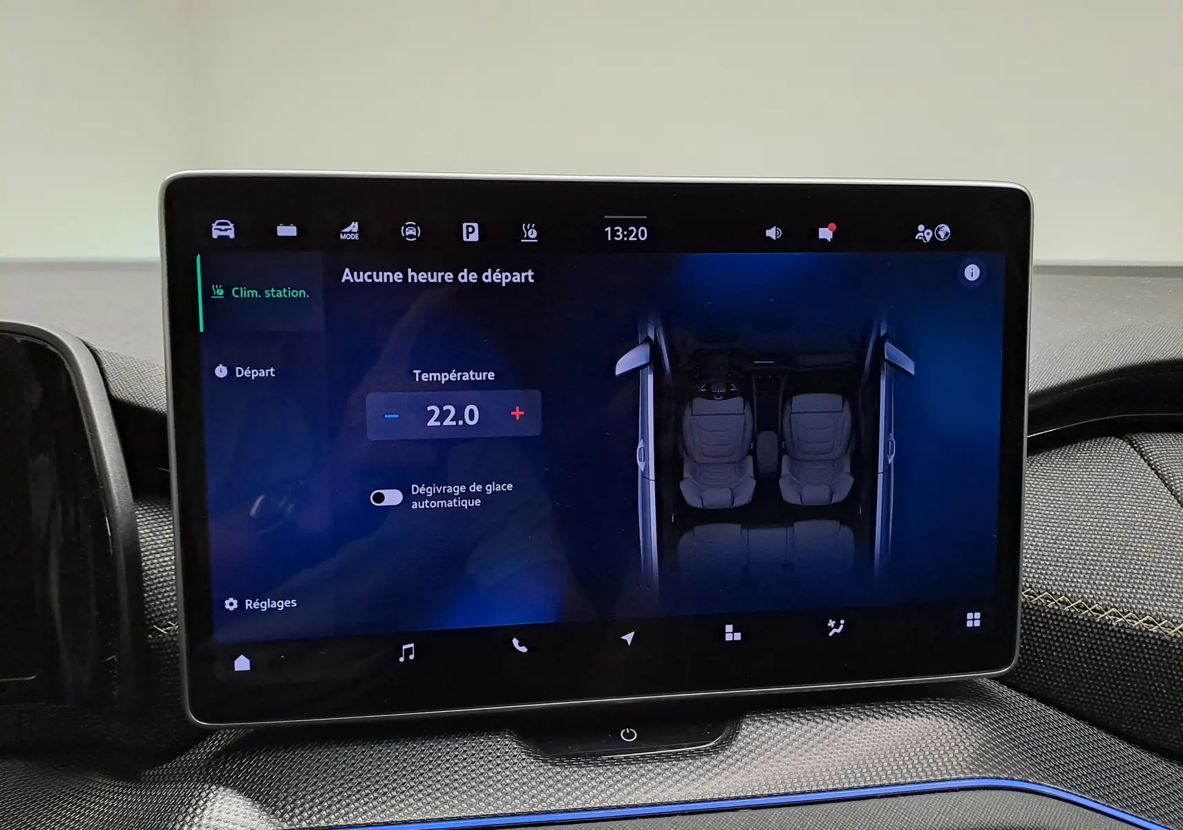 Écran tactile intérieur du Skoda Kodiaq 2025 affichant la gestion climatique et la vue des sièges en gris perle.