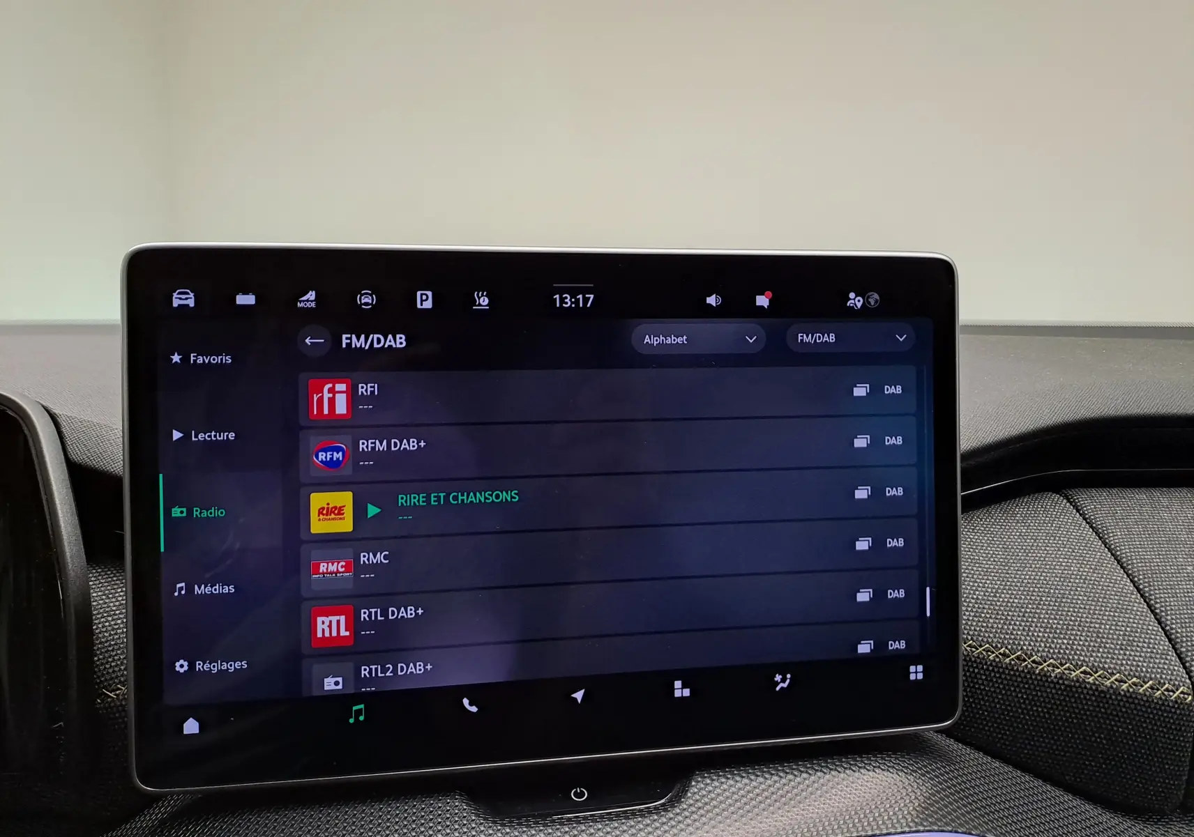 Écran tactile central du Skoda Kodiaq 2025 affichant les stations radio FM/DAB dans un intérieur moderne.