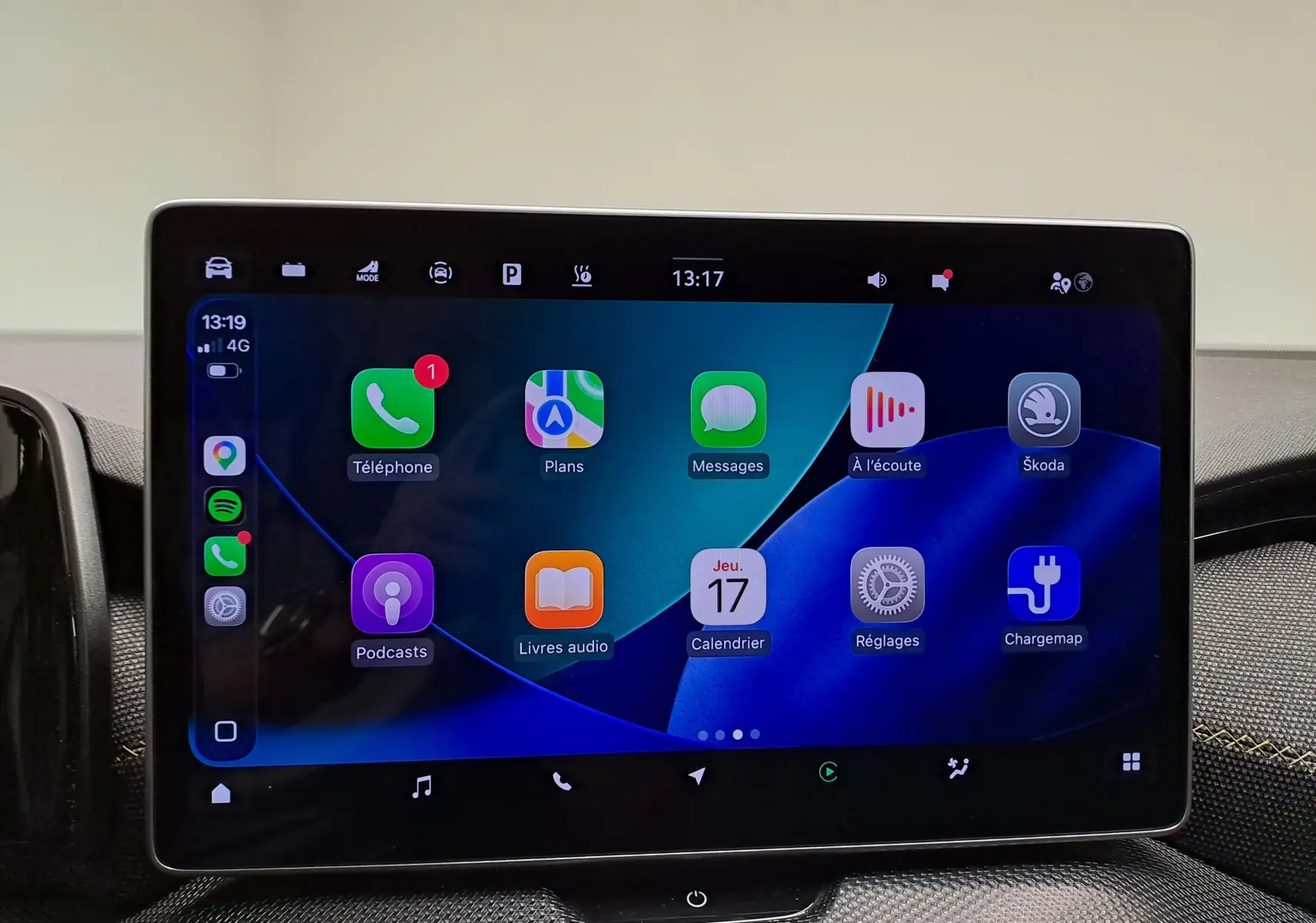 Écran tactile central du Skoda Kodiaq gris perle 2025 affichant l'interface Apple CarPlay en intérieur véhicule.
