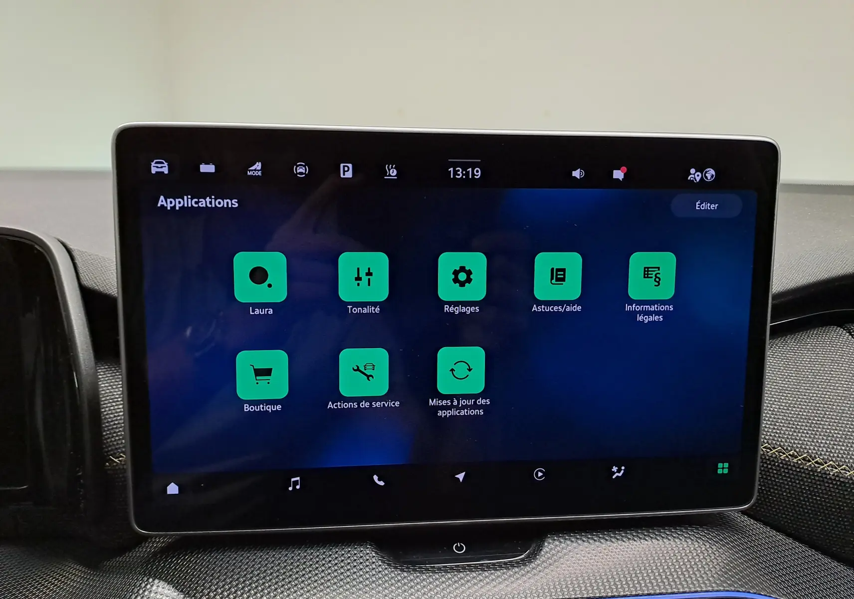 Écran tactile central du Skoda Kodiaq 2025 affichant le menu applications, intérieur avec finition gris perle.