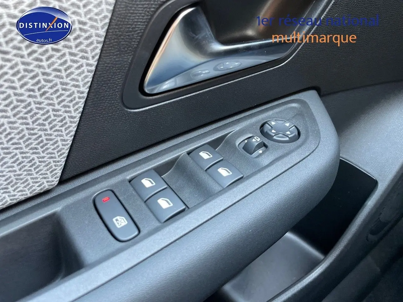 Gros plan sur la commande des vitres côté conducteur de la Citroën C4 2024 gris platinium métal.