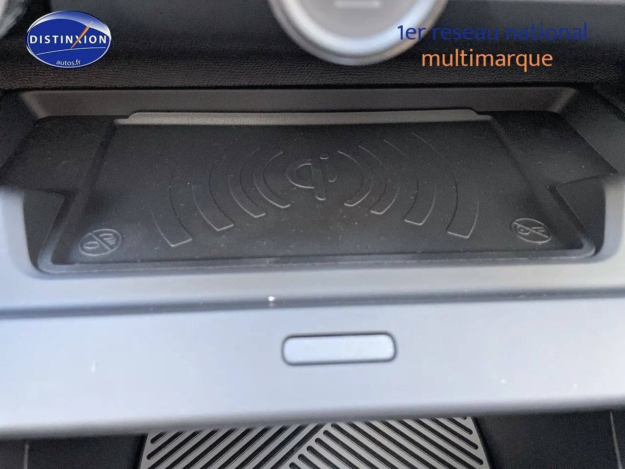Plateau de recharge sans fil dans l'habitacle d'une Citroën C4 2024 gris platinium métal.