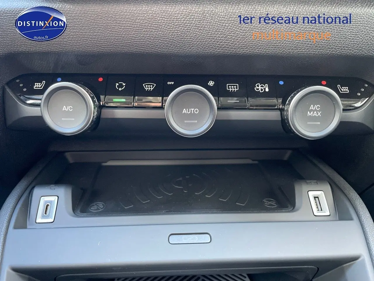 Tableau de bord de Citroën C4 2024 montrant les commandes de climatisation automatique et deux ports USB.