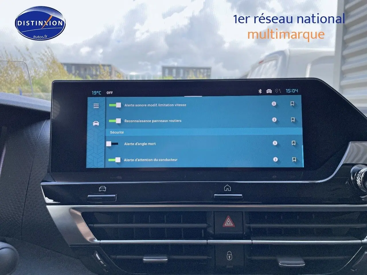 Écran tactile central affichant les alertes de sécurité dans l'habitacle d'une Citroën C4 gris platinium 2024.