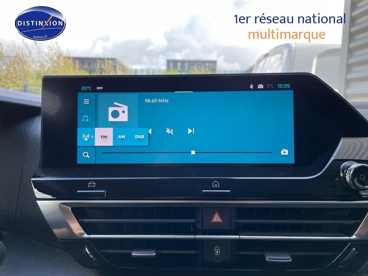 Tableau de bord de Citroën C4 2024 avec écran tactile multimédia allumé, ambiance intérieure moderne et épurée.