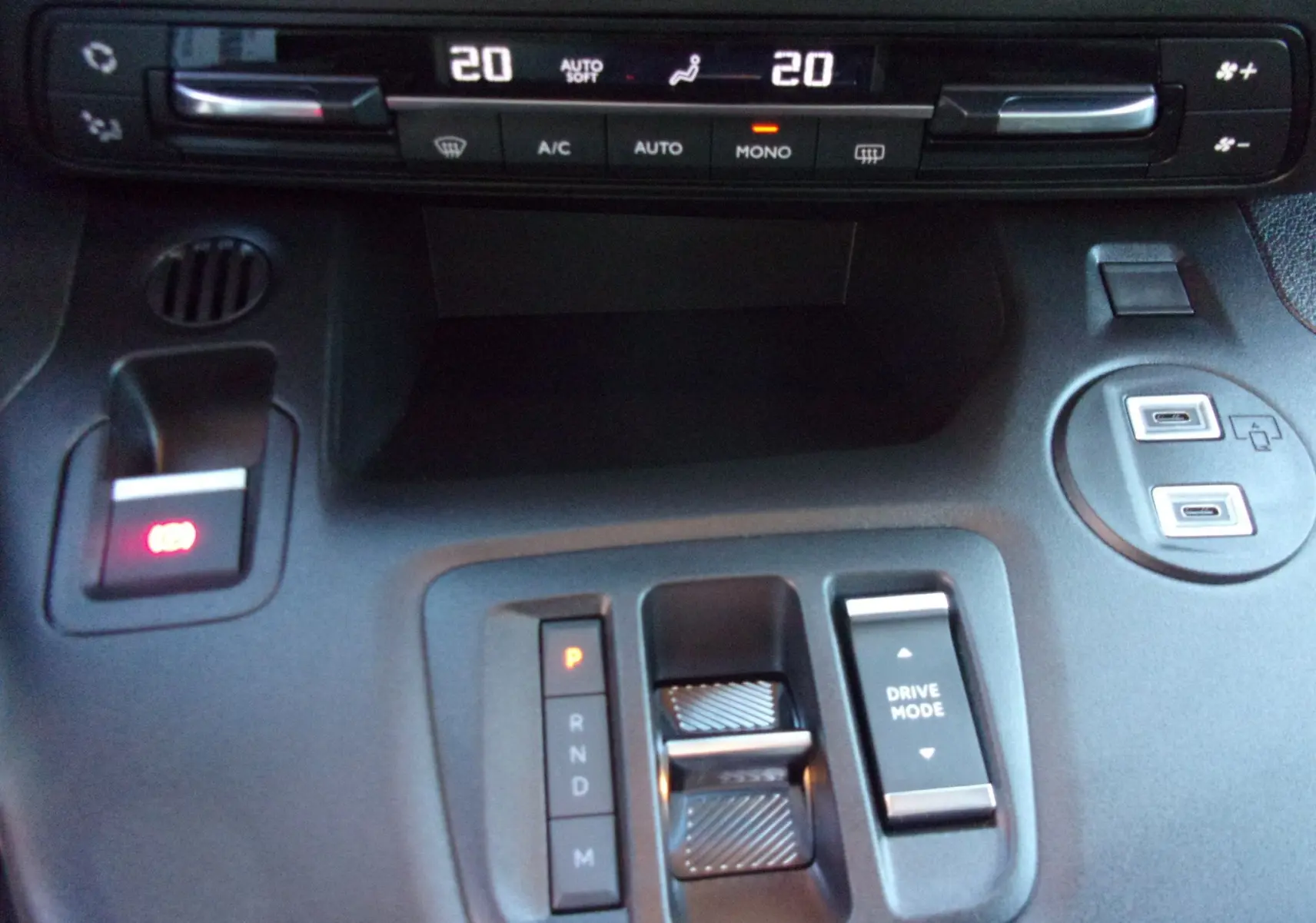 Vue rapprochée de la console centrale du Citroën Berlingo gris Artense 2025, avec commandes de climatisation et boîte auto.