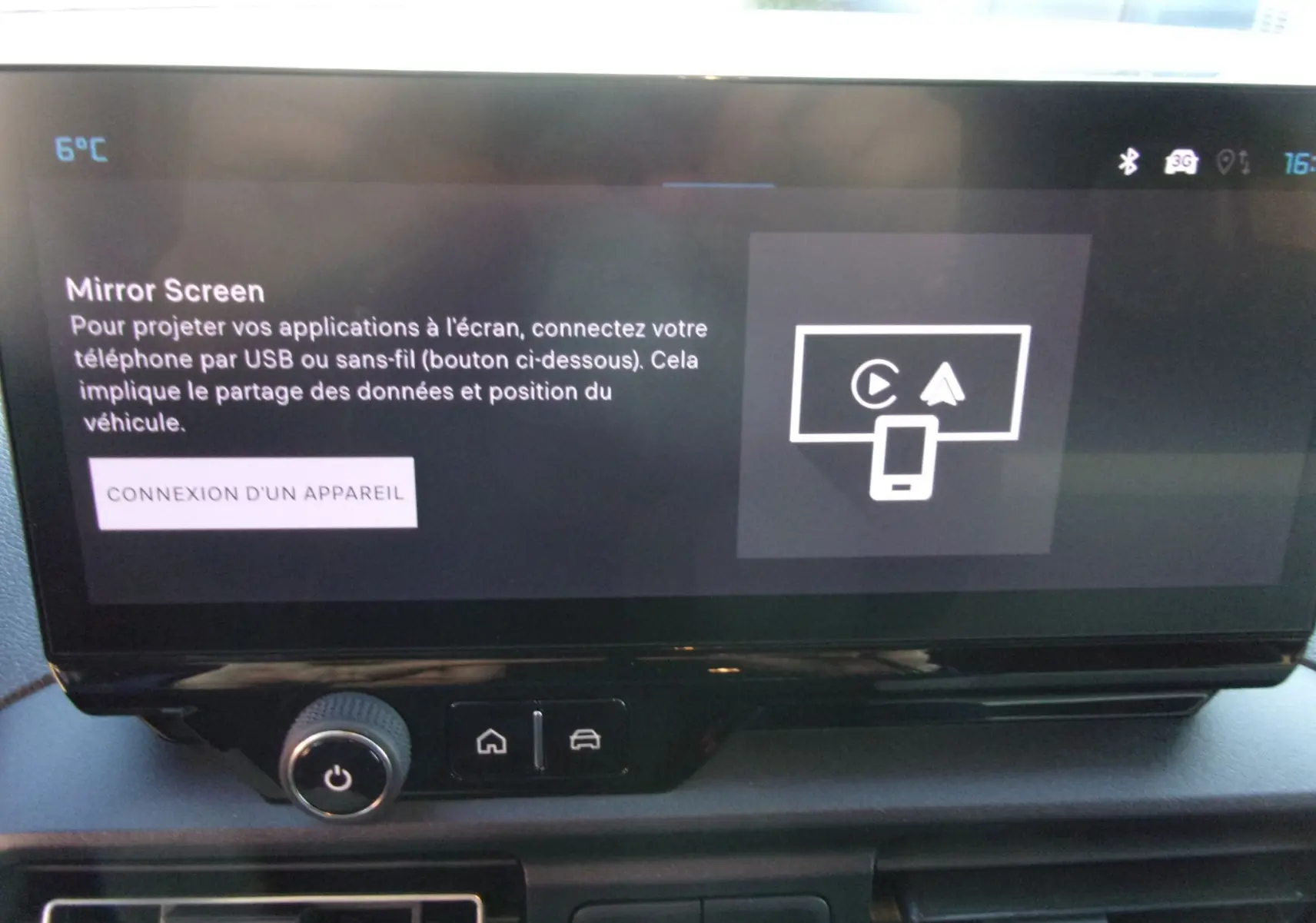 Écran tactile central du Citroën Berlingo 2025 gris Artense affichant l'option Mirror Screen pour connecter un téléphone.