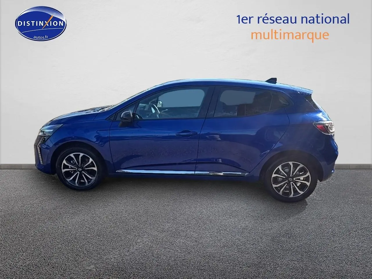 Profil droit d'une Renault Clio V 1.6 e-tech 145 techno bleu iron avec jantes alu et vitres surteintées.