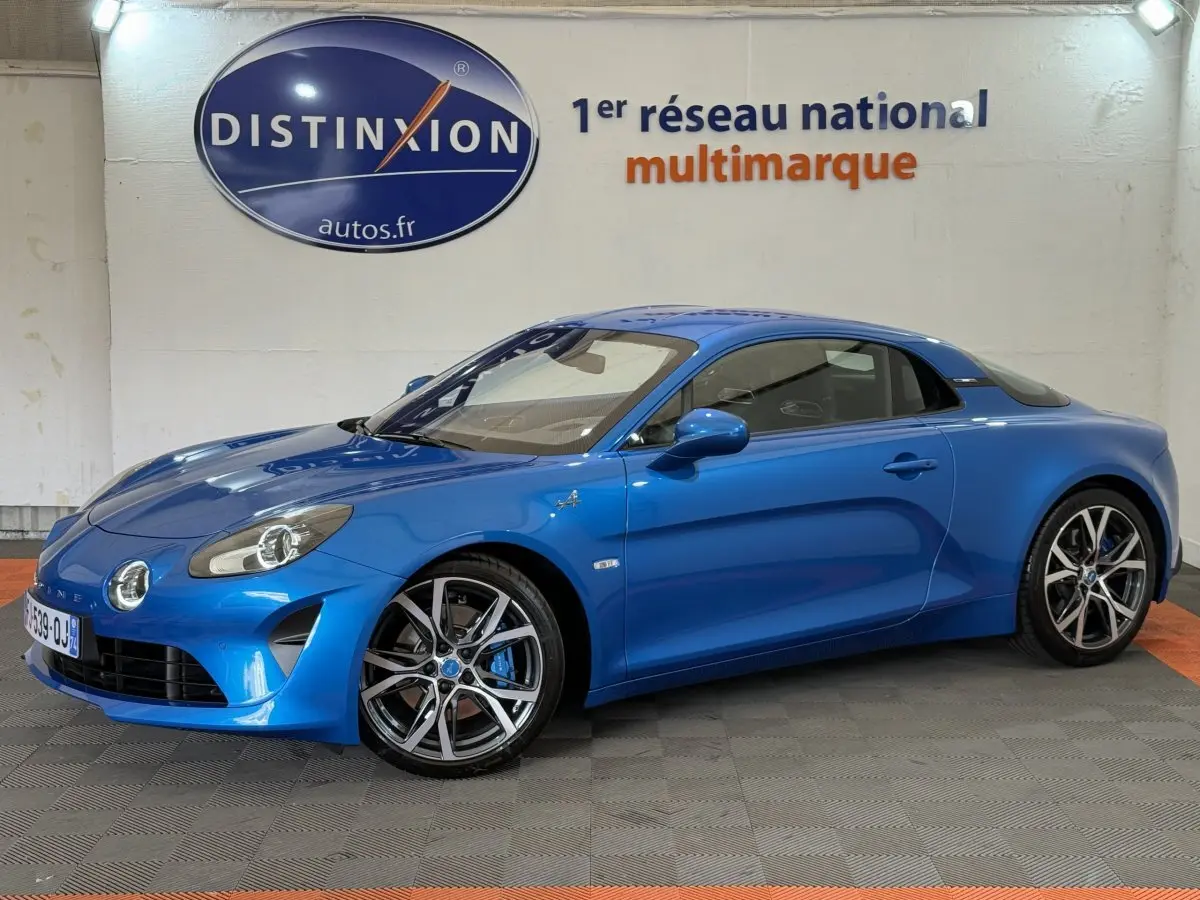 Vue 3/4 avant droite d'une Alpine A110 Légende bleu brillant avec jantes alliage et phares ronds LED.