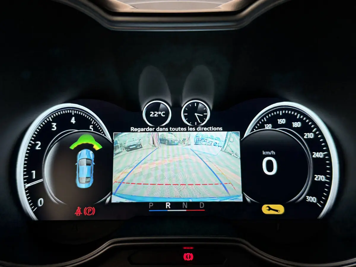 Tableau de bord numérique de l'Alpine A110 Légende 2019 avec affichage caméra de recul et compte-tours.