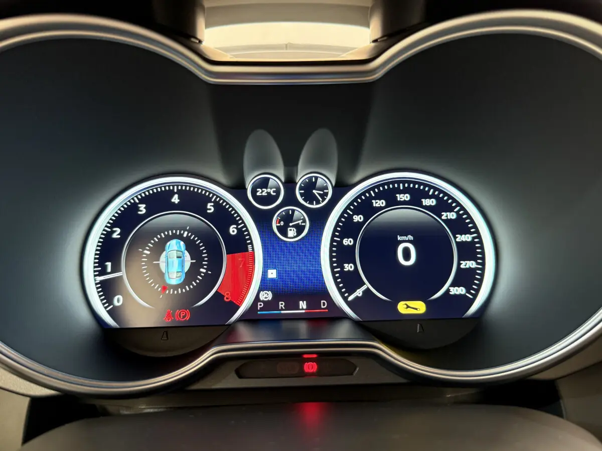 Tableau de bord numérique de l'Alpine A110 Légende 2019, affichage clair avec compte-tours et vitesse à zéro.