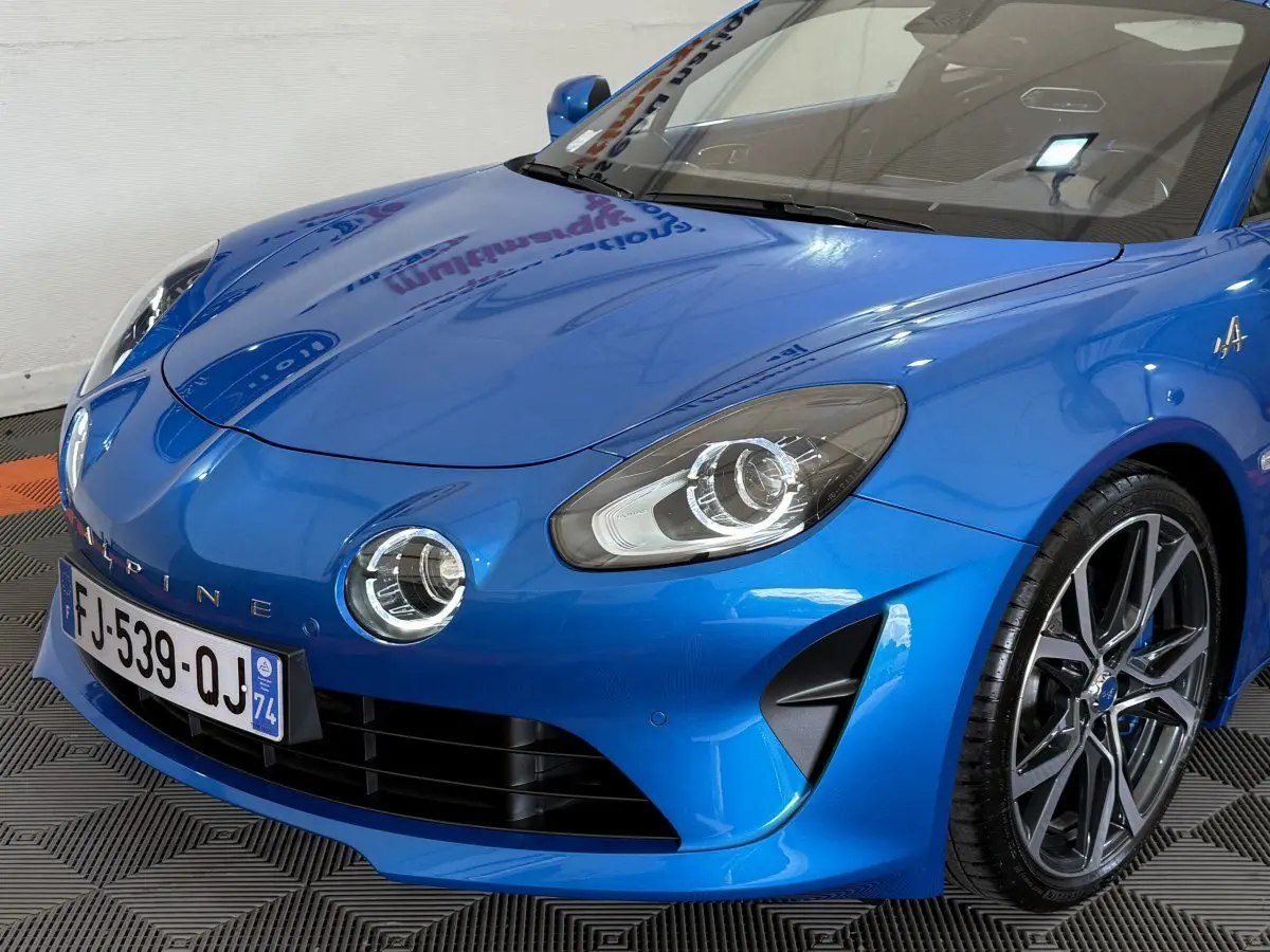 Vue 3/4 avant droite d'une Alpine A110 Légende bleue avec ses phares ronds LED et jantes alliage distinctives.